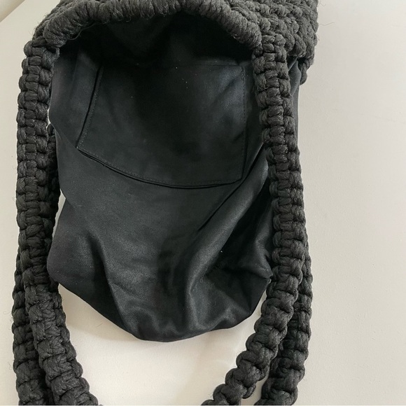 Vintage 90s/Y2K black macramé crochet purse with wooden bead closure - Picture 10 of 17